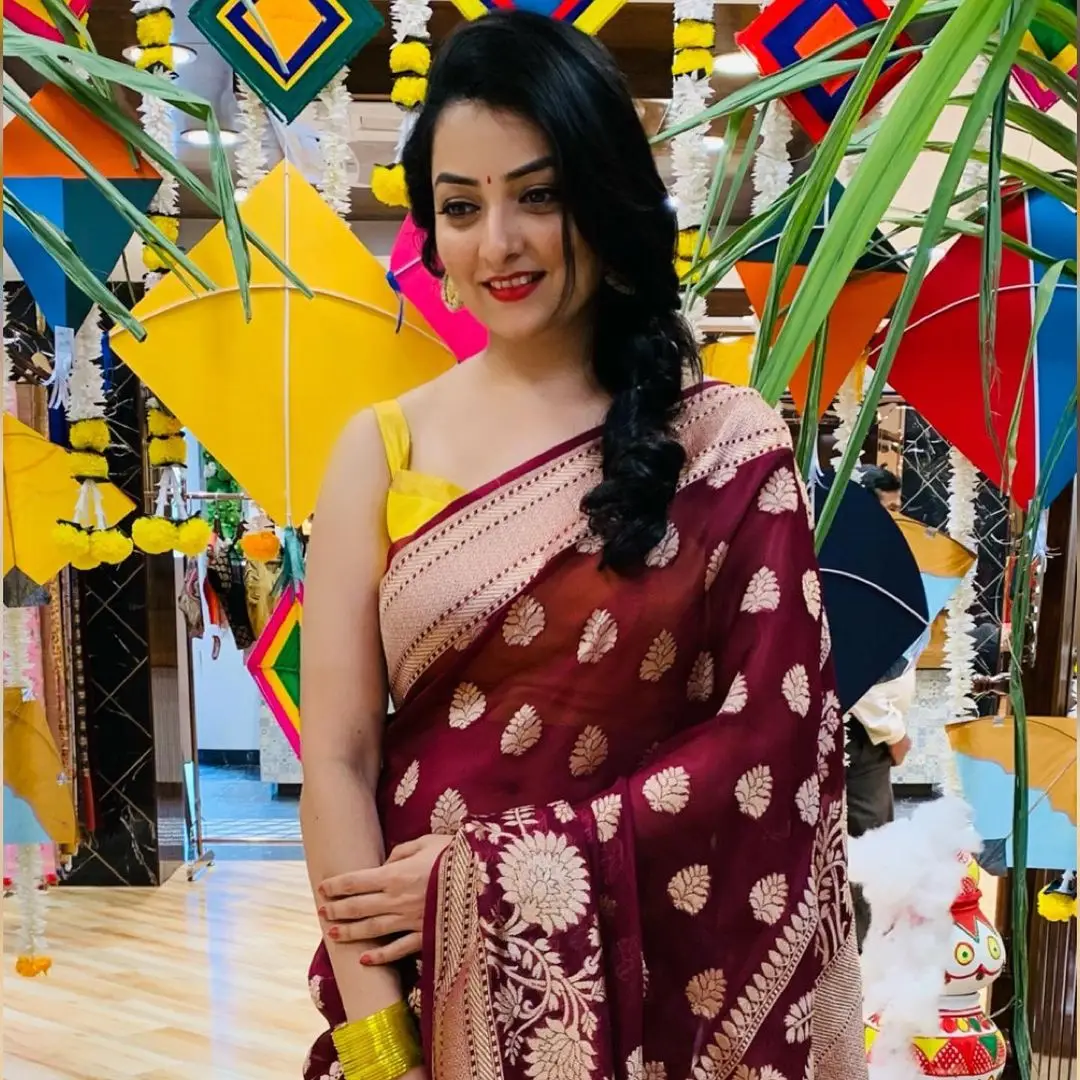 ETV Abhiruchi Madhuri Kandavalli In Maroon Saree Sleeveless Yellow Blouse